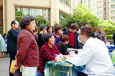 東南醫(yī)院醫(yī)生正在為居民提供健康咨詢(xún)服務(wù)